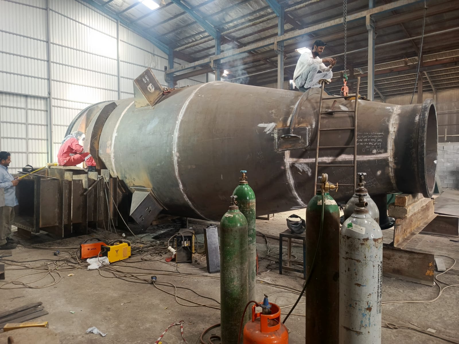 Heavy industrial vessel fabrication inside a workshop