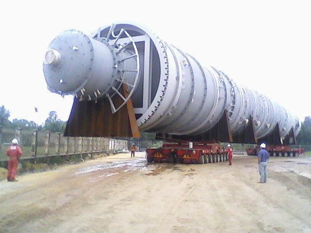 Large process vessel transported on a multi-axle trailer